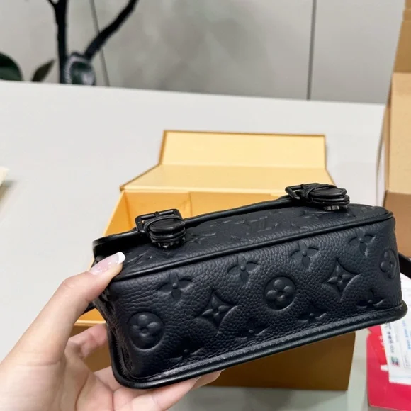 LOUIS VUITTON new lv bag - Picture 3 of 8